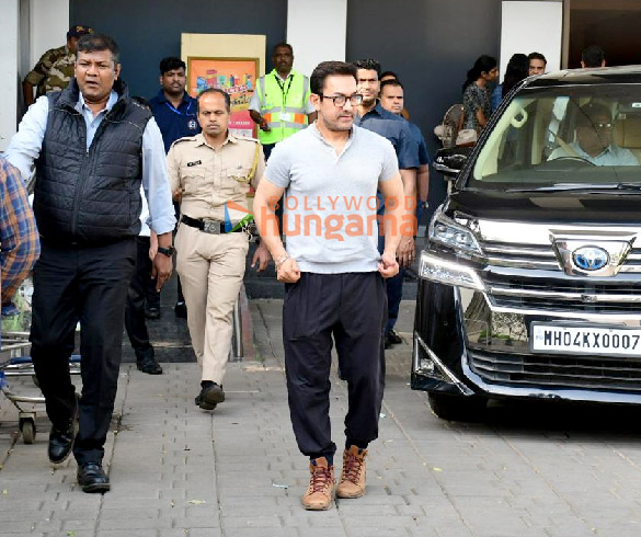 photos aamir khan snapped at kalina airport 1 3
