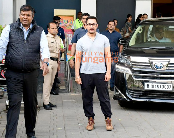 photos aamir khan snapped at kalina airport 2 3