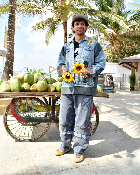 photos adah sharma sunil grover snapped promoting sunflower season 2 5