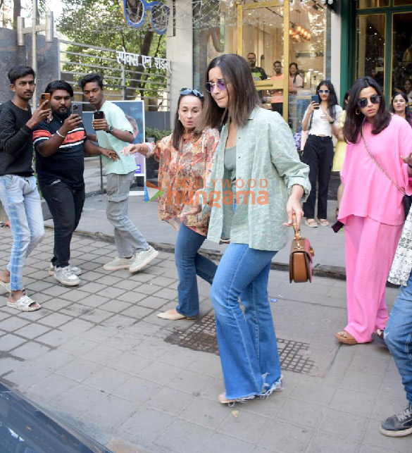 photos alia bhatt neetu kapoor shaheen bhatt and soni razdan snapped outside a cafe in bandra 4