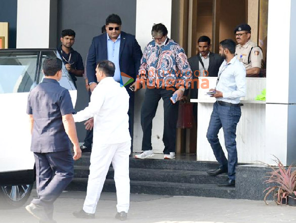 Photos Amitabh Bachchan, Abhishek Bachchan and Manushi Chhillar snapped at Kalina airport (3)