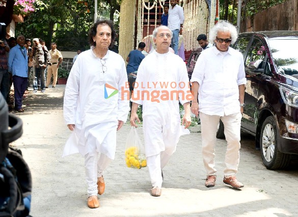 photos celebs attend the last rites of pankaj udhas in mumbai 1 3