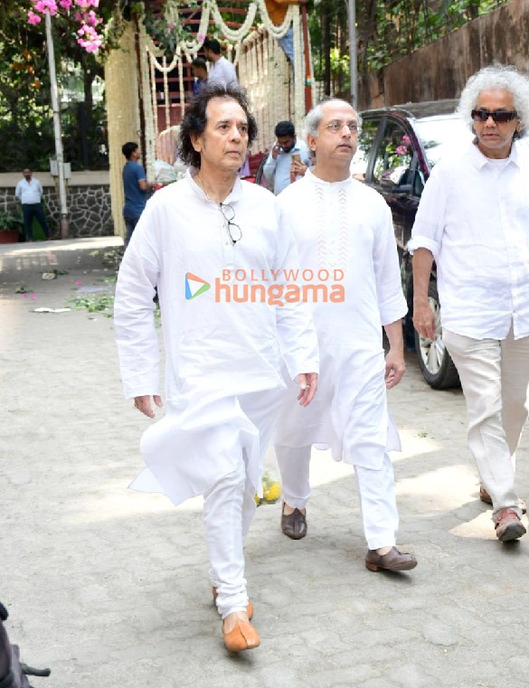 photos celebs attend the last rites of pankaj udhas in mumbai 2 3