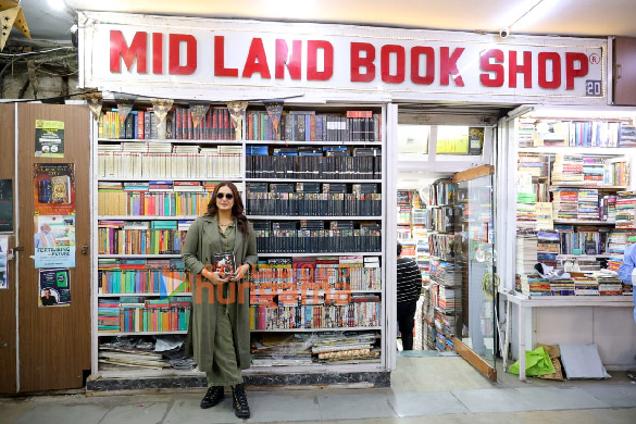 photos huma qureshi snapped signing copies of her first novel zeba an accidental superhero for her fans in a delhi bookstore 2