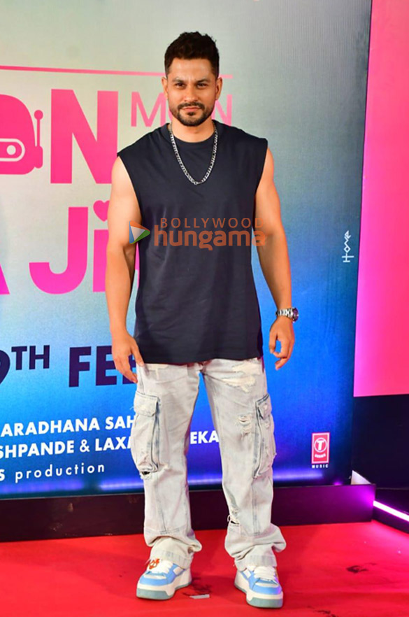 photos janhvi kapoor shahid kapoor kriti sanon and others grace the premiere of teri baaton mein aisa uljha jiya 11