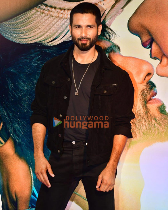 photos janhvi kapoor shahid kapoor kriti sanon and others grace the premiere of teri baaton mein aisa uljha jiya 16