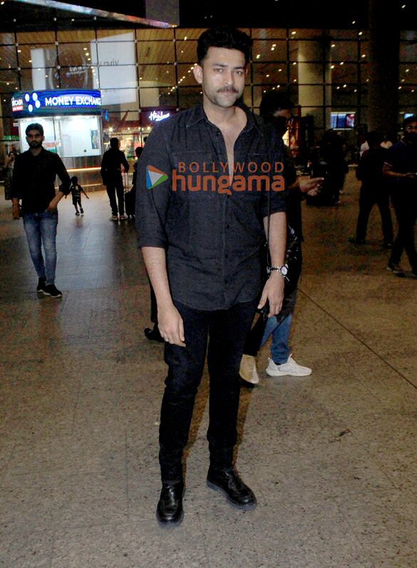 photos kareena kapoor khan manushi chhillar and others snapped at the airport 3