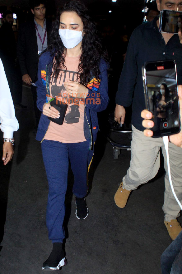 photos kareena kapoor khan preity zinta and shankar mahadevan snapped at the airport 2