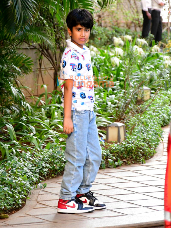 photos kareena kapoor khan saif ali khan randhir kapoor taimur ali khan snapped at jehs birthday party 12