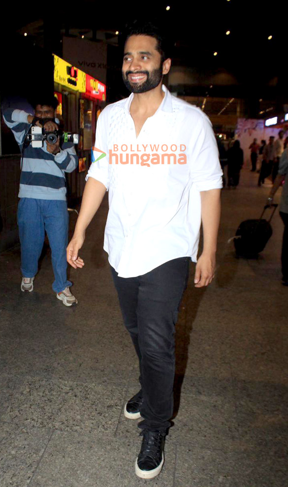 photos kareena kapoor khan and jackky bhagnani snapped at the airport 4