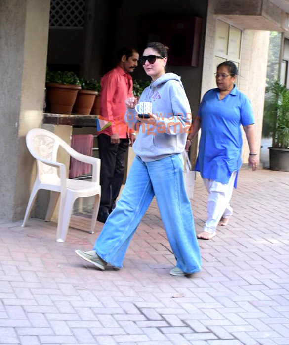 photos kareena kapoor khan spotted outside her residence in bandra 2
