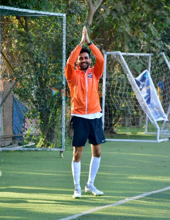 Photos: Kartik Aaryan, Dino Morea and others snapped at all-star FC football match in Juhu Photos: Kartik Aaryan, Dino Morea and others snapped at all-star FC football match in Juhu