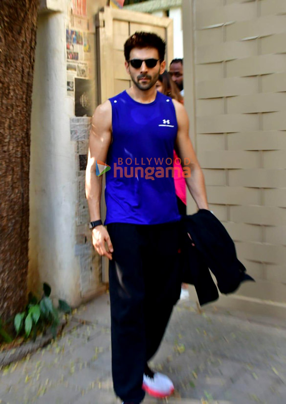 photos kartik aaryan snapped in juhu 3 26