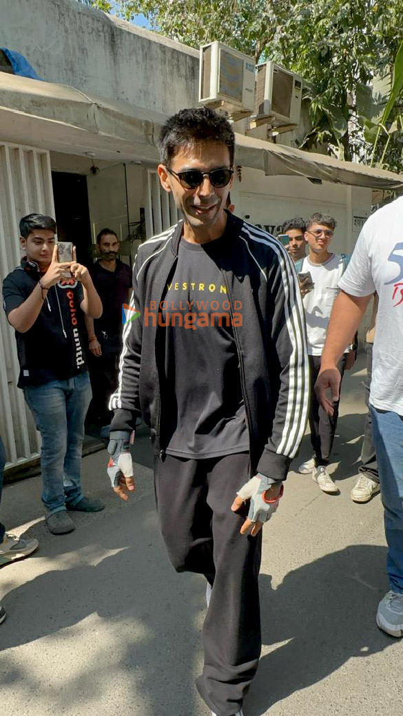 Photos: Kartik Aaryan snapped outside the gym in Juhu Photos: Kartik Aaryan snapped outside the gym in Juhu