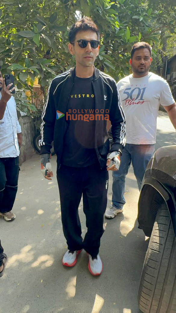 photos kartik aaryan snapped outside the gym in juhu 4 5