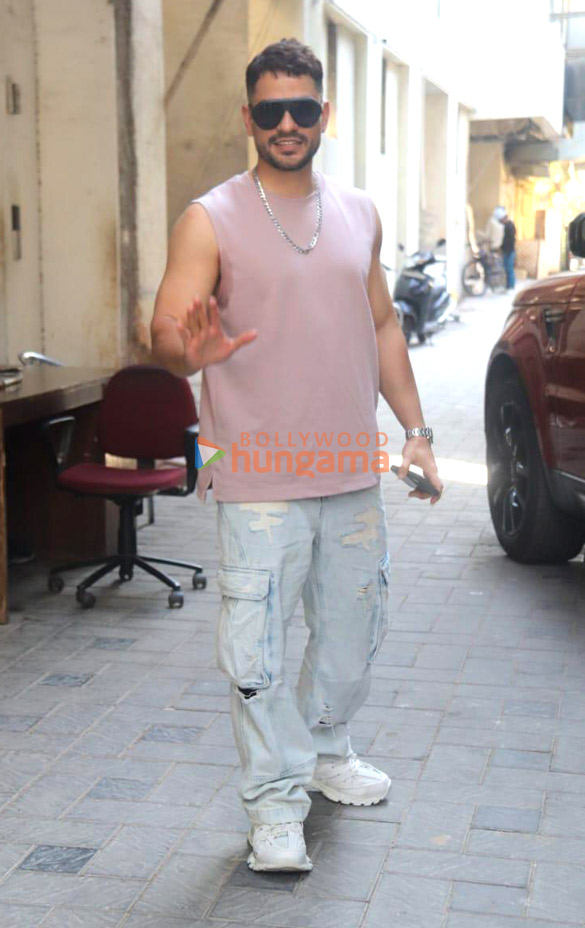 Photos: Kunal Khemu snapped in Bandra Photos: Kunal Khemu snapped in Bandra