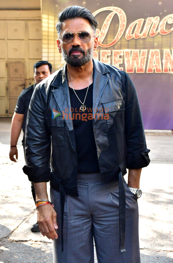 photos madhuri dixit and suniel shetty snapped on the sets of dance deewane 4 3