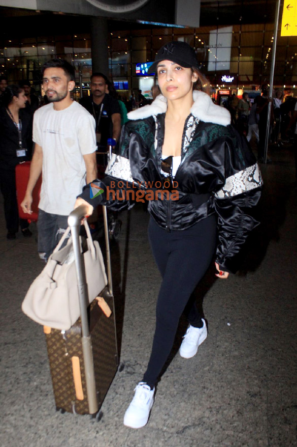 photos malaika arora snapped at the airport 4 3