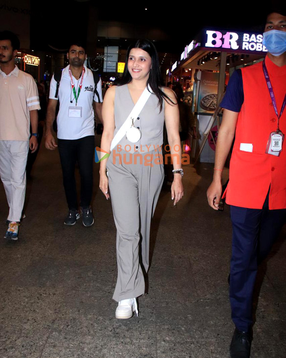 photos mannara and archana gautam snapped at the airport 4