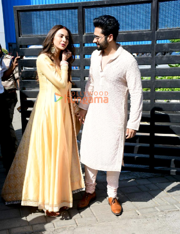 photos newlyweds jackky bhagnani and rakul preet singh arrived at a private airport in mumbai 4