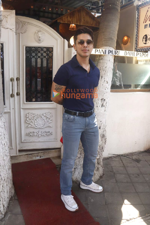 photos pratik sehajpal snapped in bandra 2