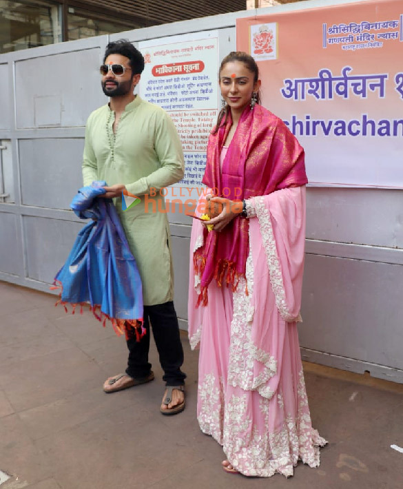 photos rakul preet singh and jackky bhagnani seeks blessings at siddhivinayak temple 2 3