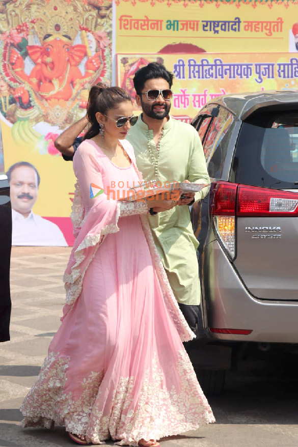 photos rakul preet singh and jackky bhagnani seeks blessings at siddhivinayak temple 3