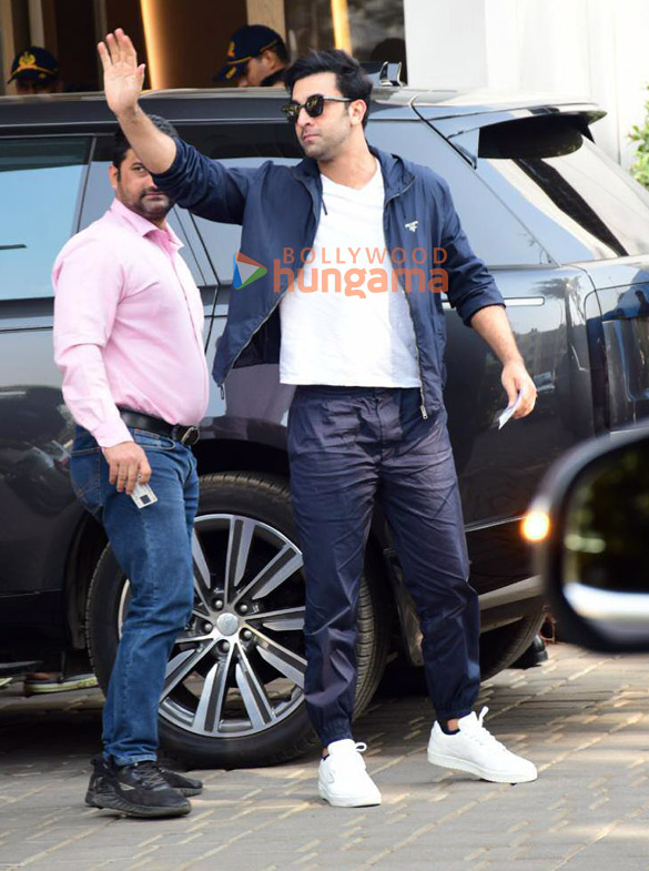 photos ranbir kapoor neetu singh and arjun kapoor snapped at kalina airport 3