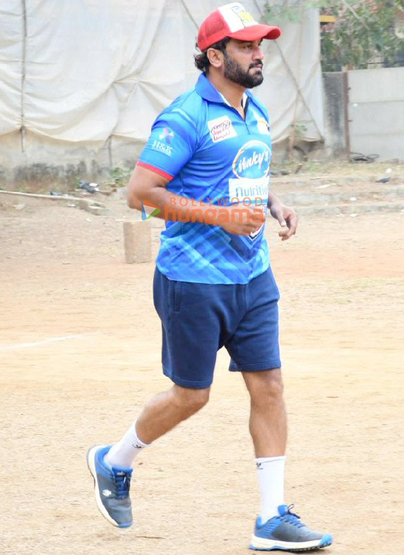 photos riteish deshmukh sharad kelkar and other celebs snapped practising at vile parle gymkhana 6