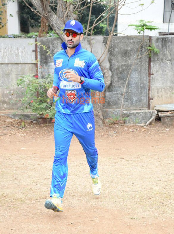 photos riteish deshmukh sharad kelkar and other celebs snapped practising at vile parle gymkhana 9
