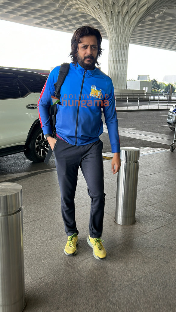 photos riteish deshmukh and karan johar snapped at the airport 3