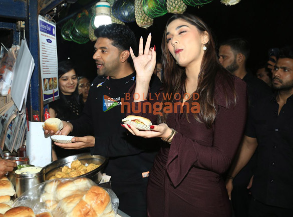 photos saie manjrekar and guru randhawa enjoying vada pav in juhu 4