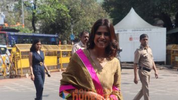 Photos: Saie Tamhankar visits Siddhivinayak Temple