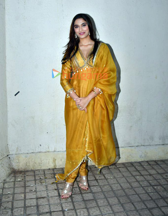 photos saiee manjrekar snapped at juhu pvr 5