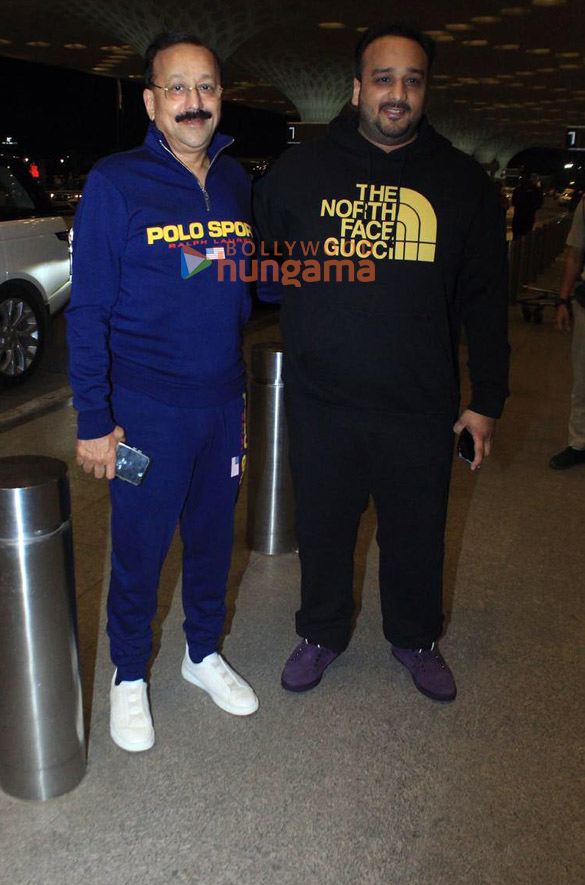 photos salman khan and baba siddique snapped at the airport 2
