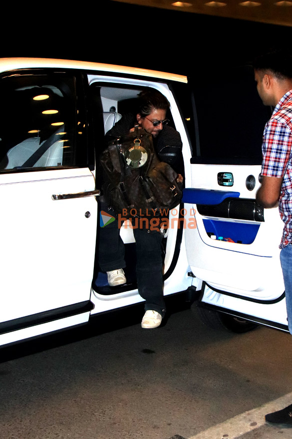 photos shah rukh khan snapped at the airport 2 6
