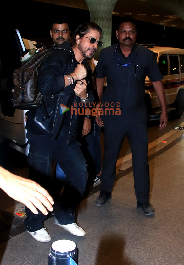 photos shah rukh khan snapped at the airport 3 6