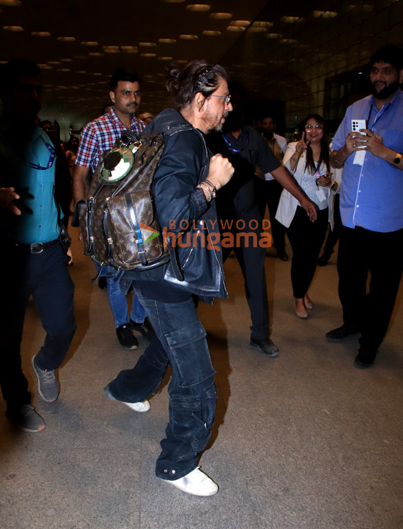 photos shah rukh khan snapped at the airport 4 6