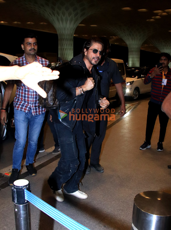 photos shah rukh khan snapped at the airport 5 5