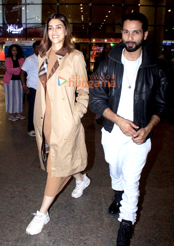 Photos: Shahid Kapoor, Kriti Sanon, Hema Malini and Zanai Bhosle snapped at the airport Photos: Shahid Kapoor, Kriti Sanon, Hema Malini and Zanai Bhosle snapped at the airport