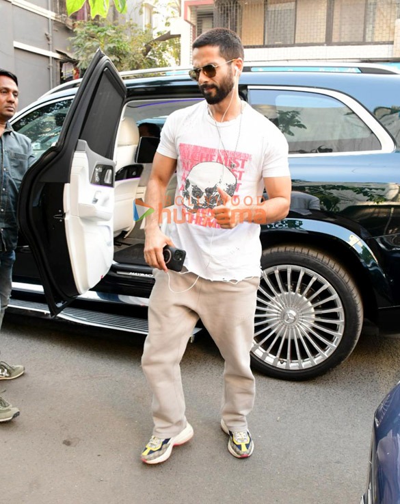 photos shahid kapoor spotted outside a cafe in bandra 2
