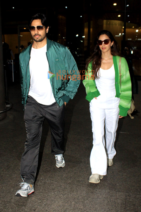Photos: Sidharth Malhotra, Kiara Advani, Sonam Kapoor Ahuja and others snapped at the airport Photos: Sidharth Malhotra, Kiara Advani, Sonam Kapoor Ahuja and others snapped at the airport