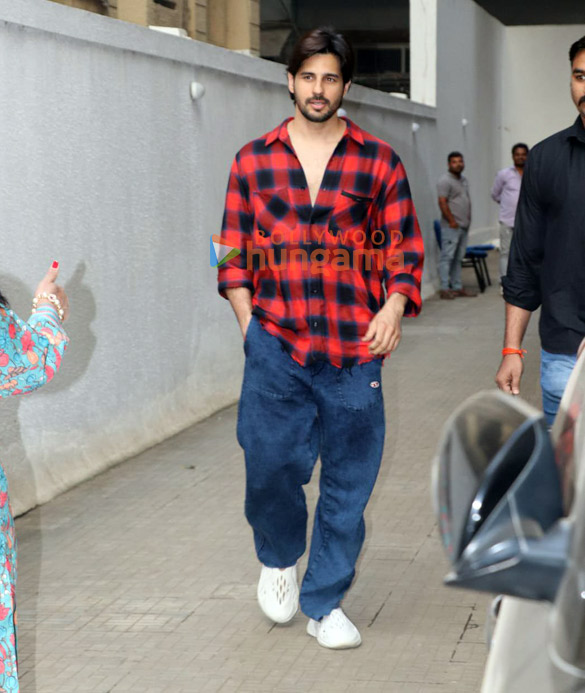 photos sidharth malhotra snapped outside the dharma office in khar 4