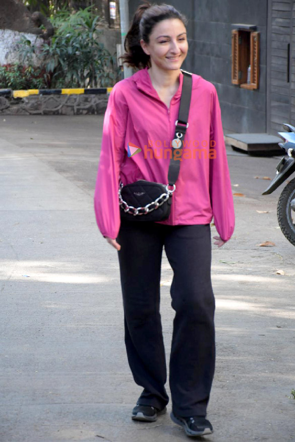 photos soha ali khan snapped in pali hill 1 2