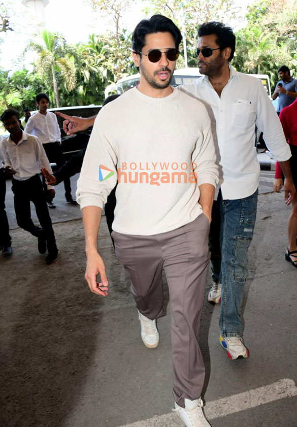 photos tiger shroff sidharth malhotra and kartik aaryan snapped at kalina airport 5