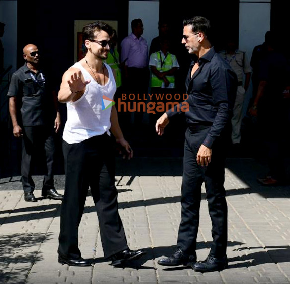 photos tiger shroff and akshay kumar snapped at kalina airport 1