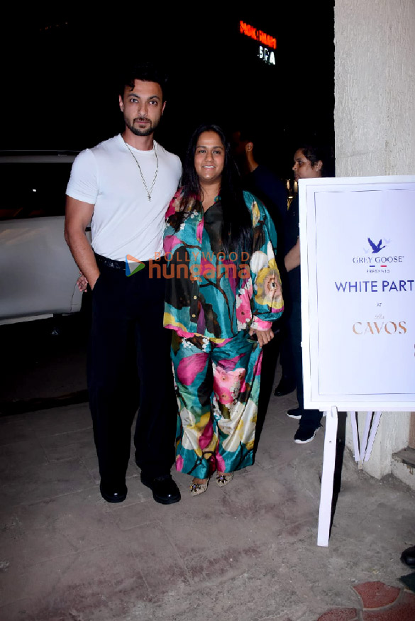 photos vaani kapoor tara sutaria shriya saran pooja hegde and others snapped at los cavos in bandra 13
