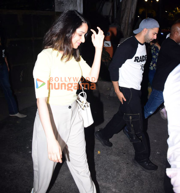 photos varun dhawan and shraddha kapoor snapped in bandra 4