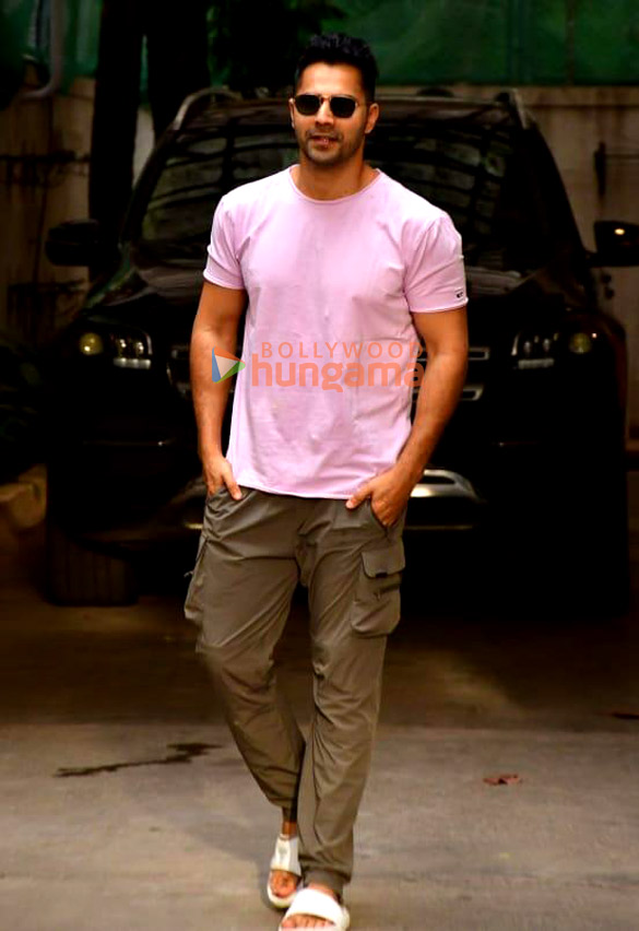 photos varun dhawan snapped in juhu 4 9