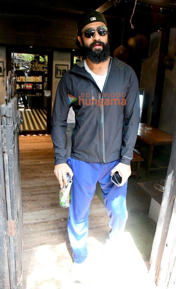 Photos: Vicky Kaushal spotted at a salon in Khar Photos: Vicky Kaushal spotted at a salon in Khar